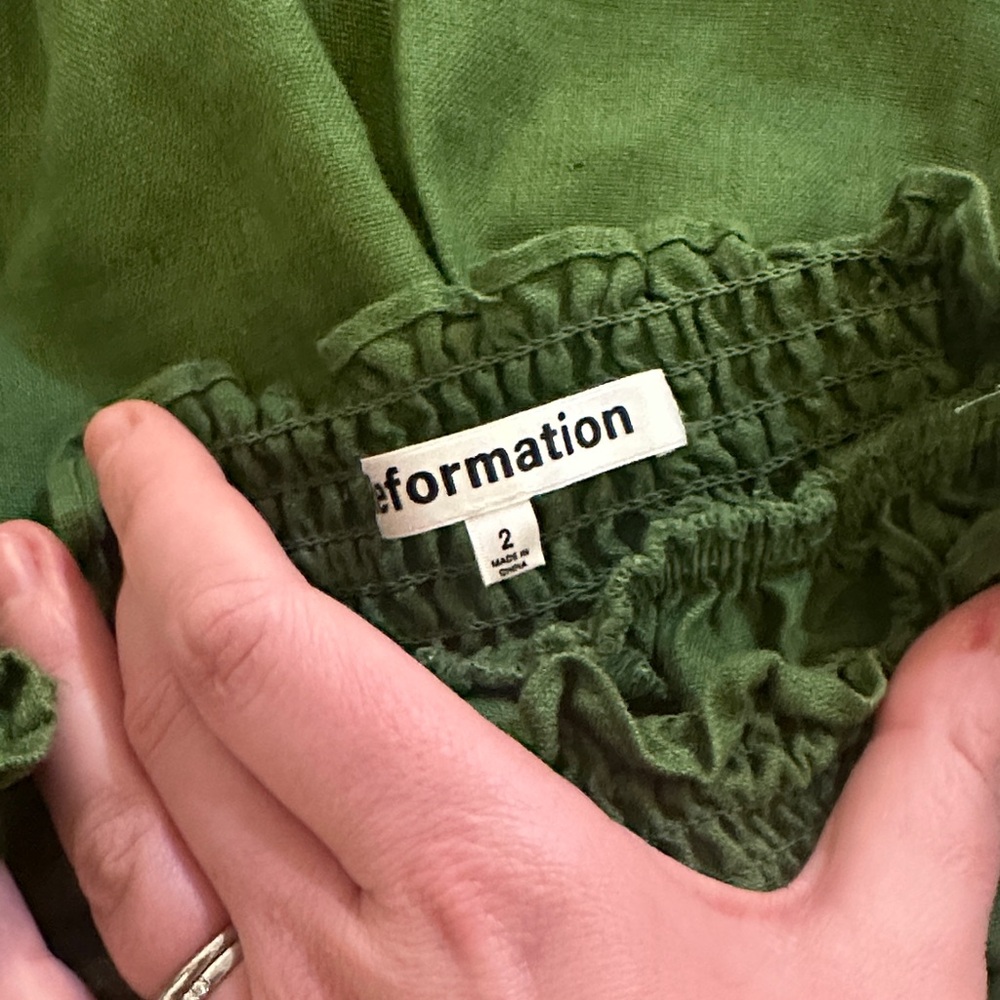 Vera linen two piece set from reformation in Palm green! - Picture 6 of 10